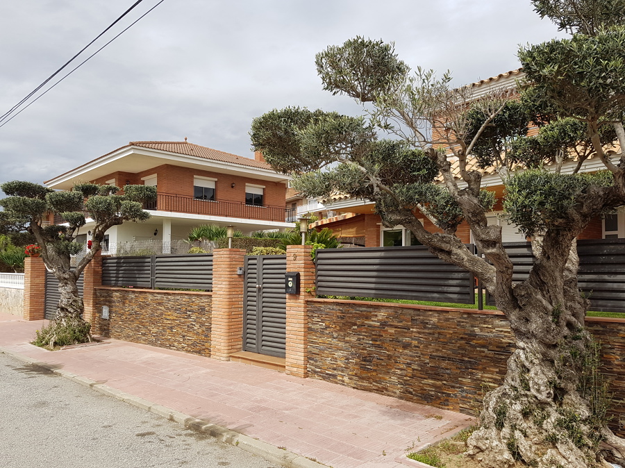 Fachada de piedra natural.