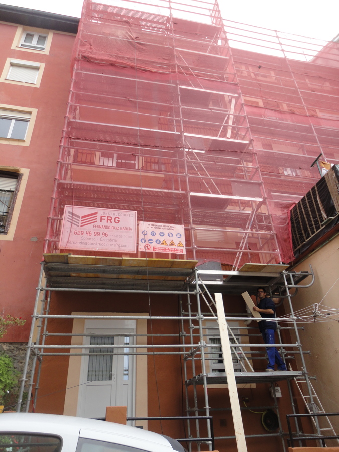 Fachada de revestimiento de teja en proceso de rehabilitación.