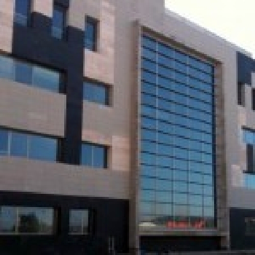 Fachada de vidrio con agua