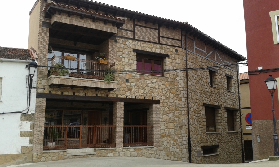 FACHADA DE VIVIENDA UNIFAMILIAR