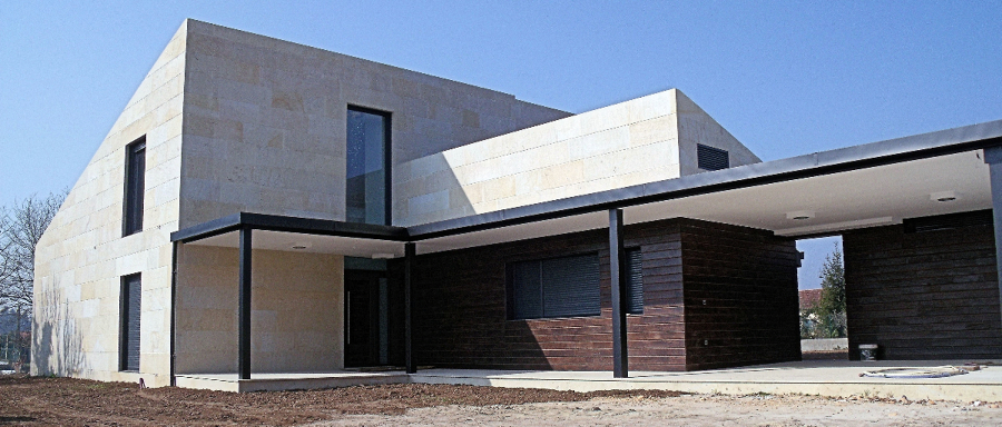 Fachada desde el acceso.