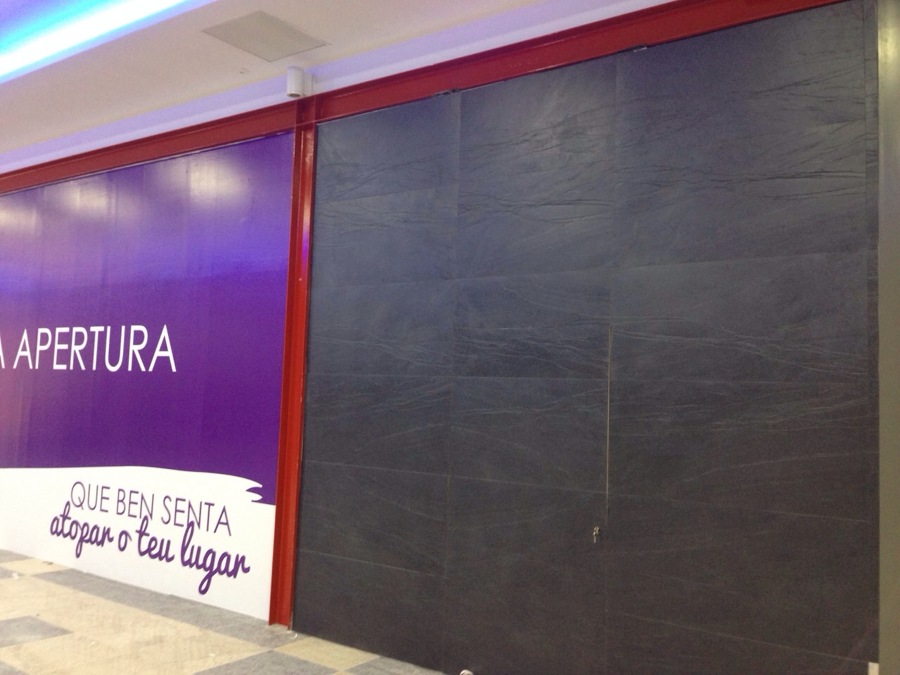 Fachada en Centro Comercial (Lugo)