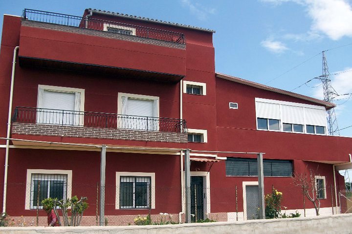 FACHADA EN MONOCAPA RASPADO COLOR ROJO