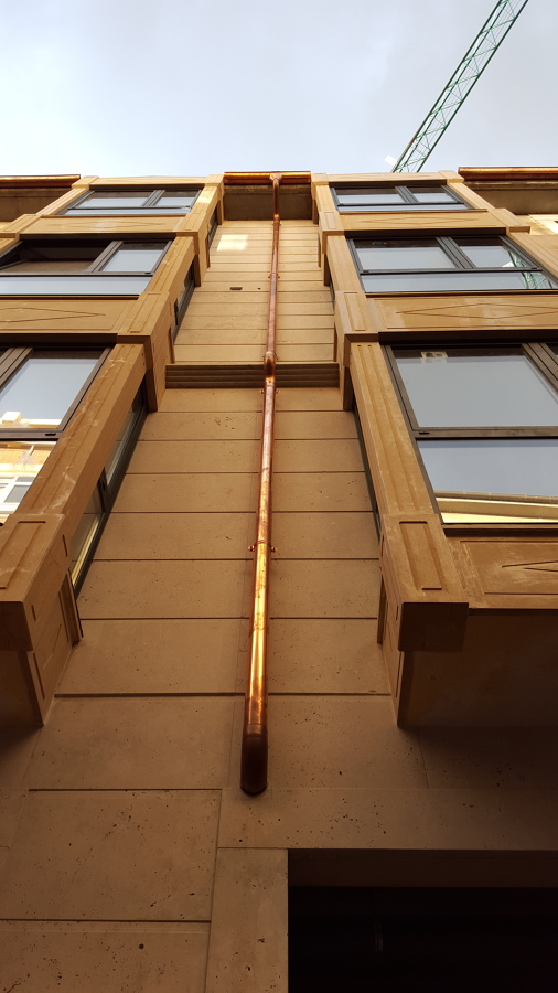 fachada en piedra con miradores