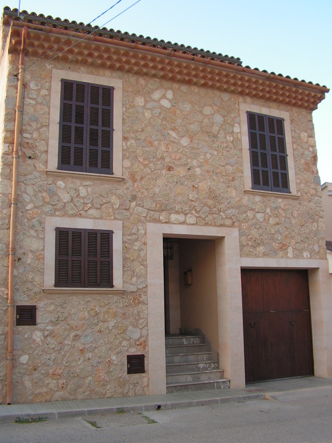 fachada en piedra y marés