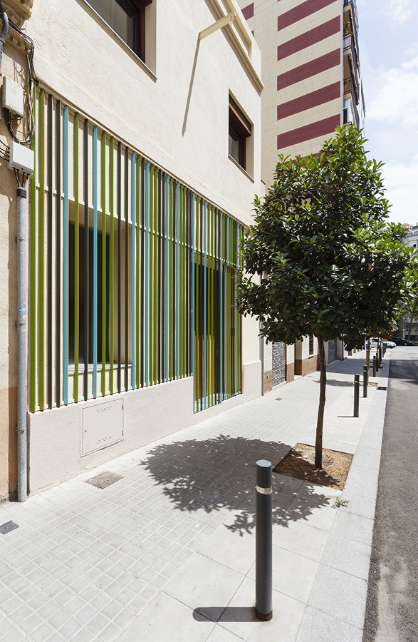 Fachada exterior con celosía metálica