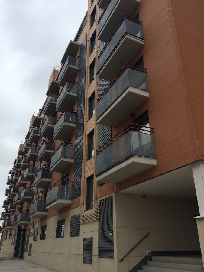 Fachada exterior con terrazas