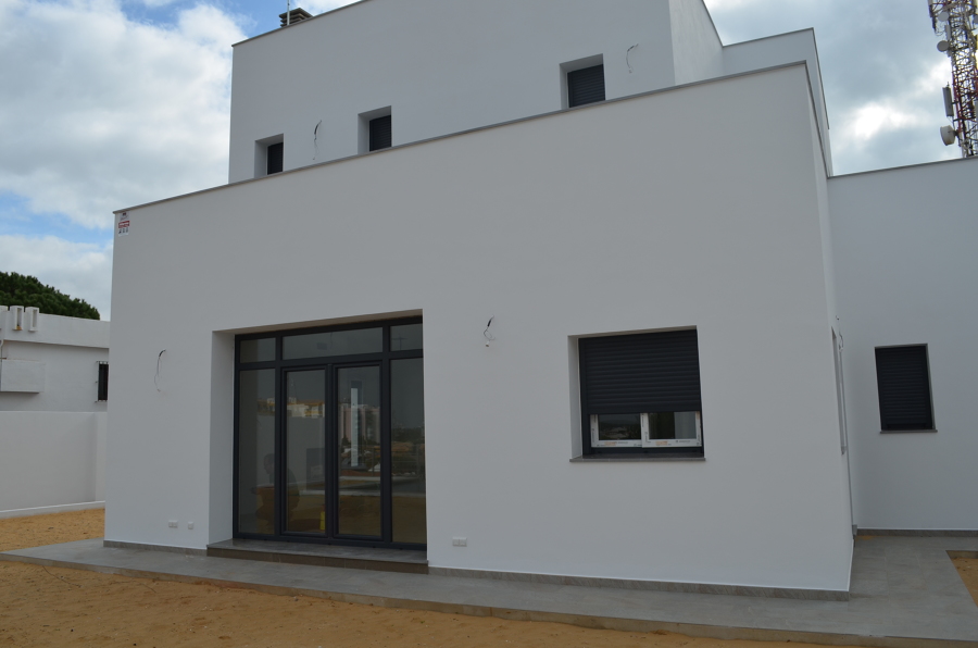 Fachada hacia piscina