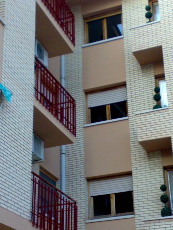 FACHADA HIEROOS Y VENTANAS PINTADAS