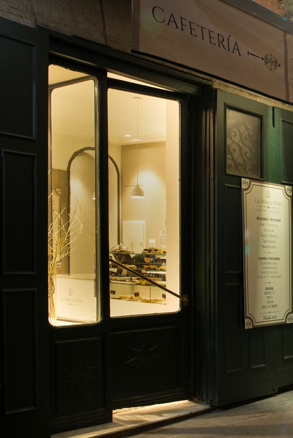 Fachada iluminada Cafetería/Pastelería La Dolce Vita