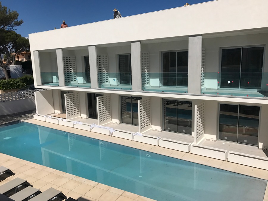 Fachada interior con piscina