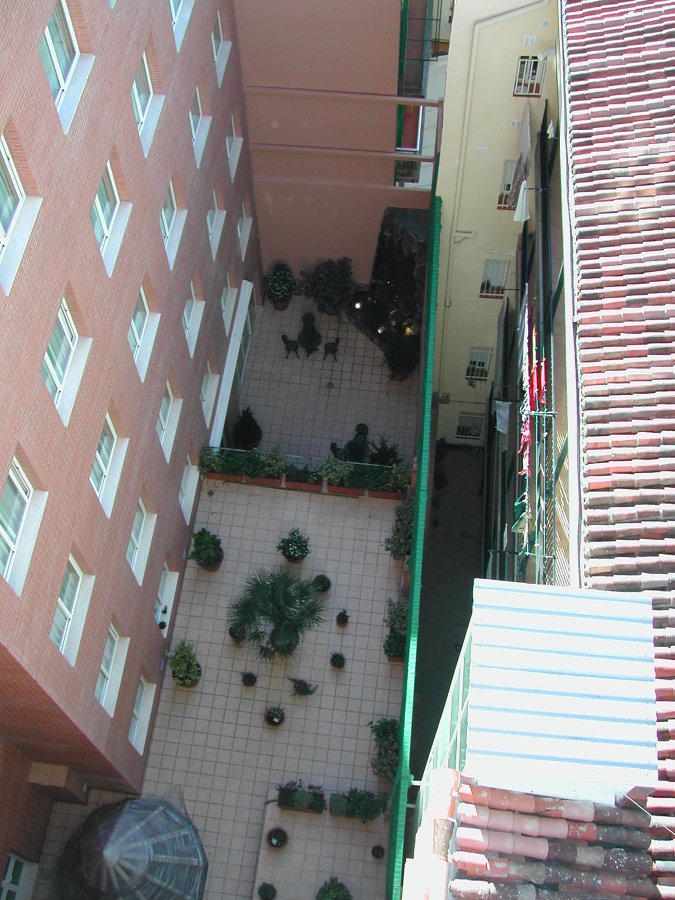 Fachada interior y patio Hotel