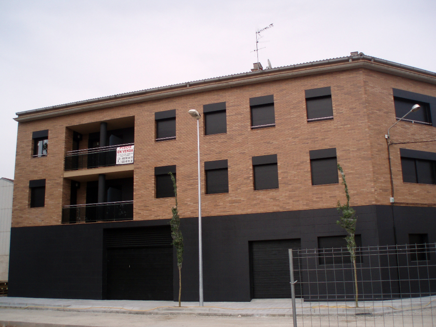 FACHADA LATERAL  ACCESO PARQUING.