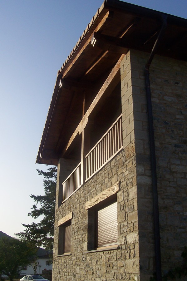 Fachada lateral, con terraza en la planta superior