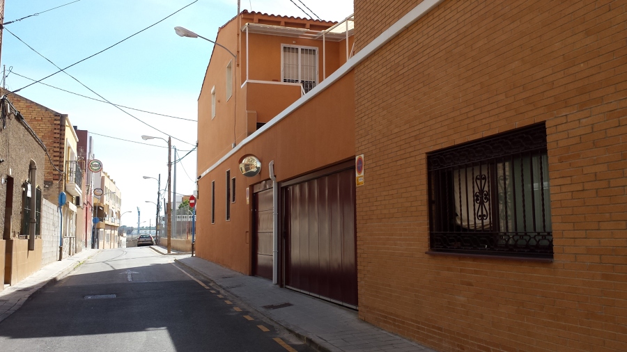 Fachada lateral de edificio rehabilitado