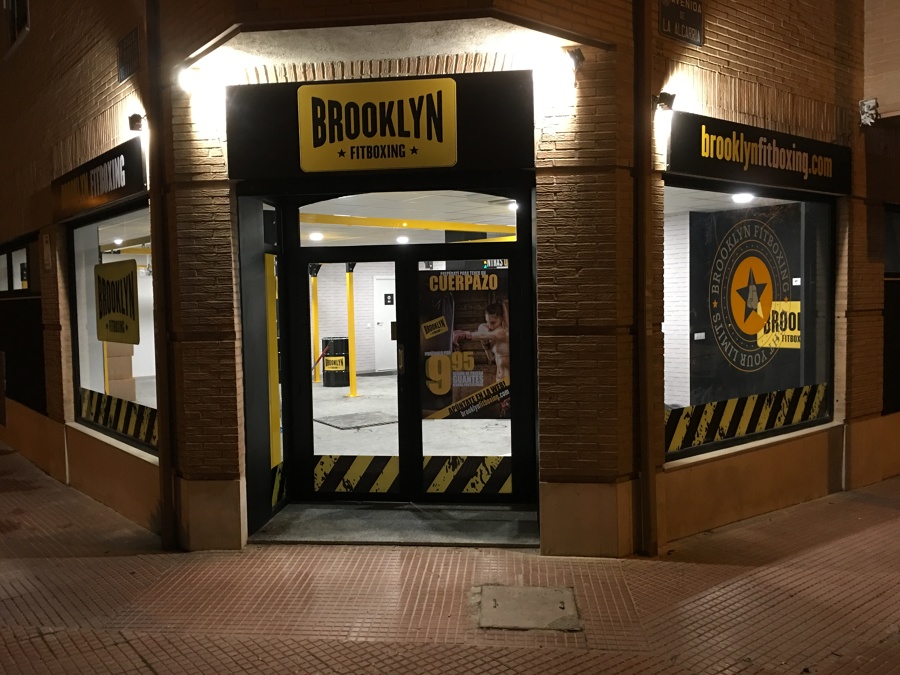 fachada noche iluminado