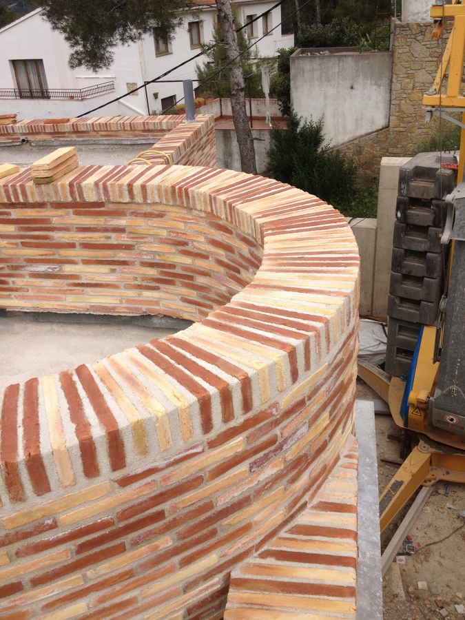 Fachada obra vista en curva