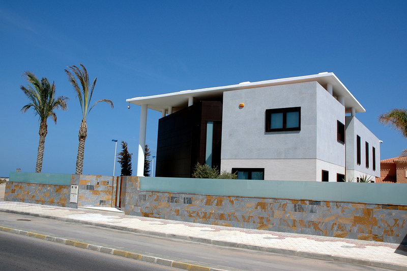 Fachada Oeste. Acceso Vivienda.