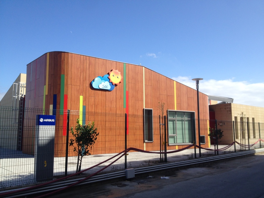 Fachada Oeste de la Escuela Infantil Sol en la Factoría Airbus de Puerto Real (Cádiz)