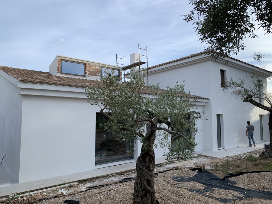 Fachada oeste realizada con mortero monocapa de calcio blanco, acabado fratassado