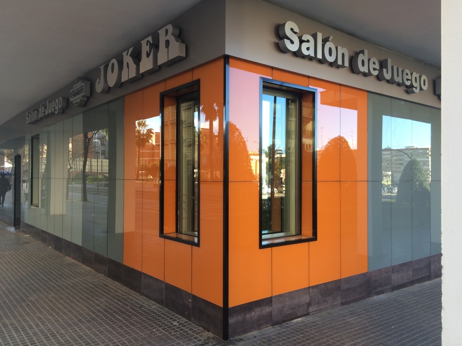 Fachada para local de cristal en colores