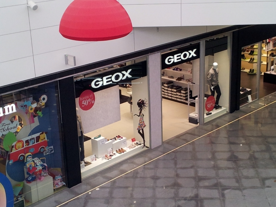 Fachada / Pasillo Centro Comercial 01