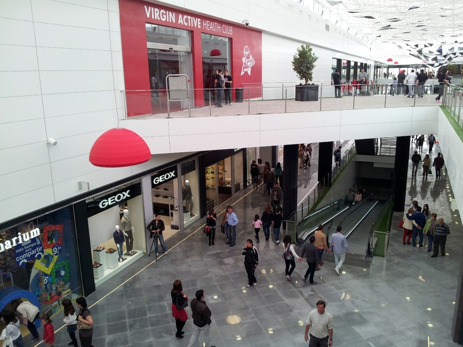 Fachada / Pasillo Centro Comercial 02