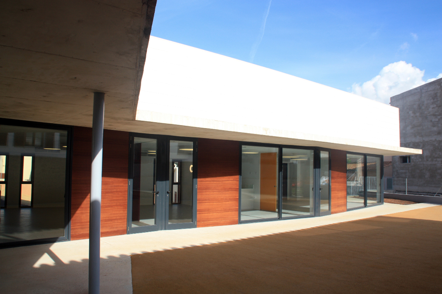 Fachada patio juegos