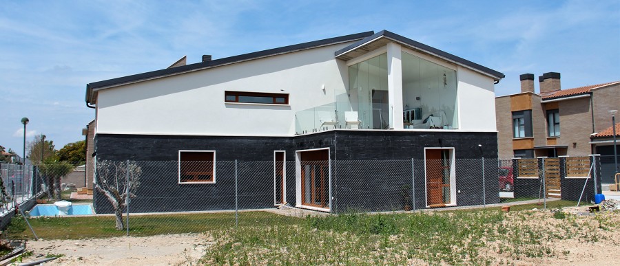 Fachada pizarra y mortero blanco