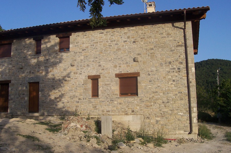 Fachada posterior a la vivienda