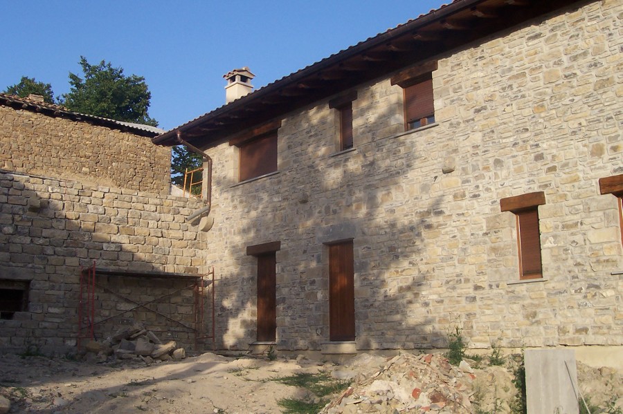 Fachada posterior a la vivienda