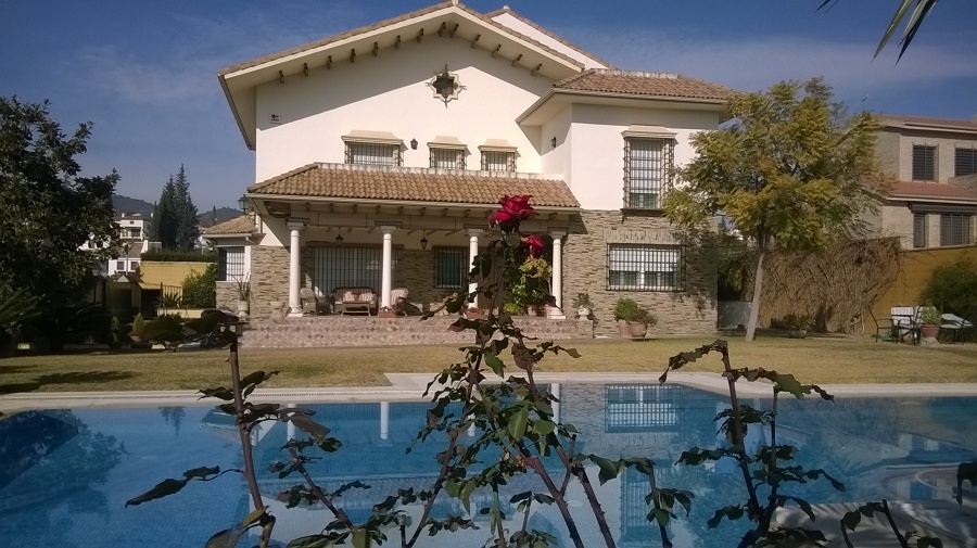 Fachada pricipal y piscina.