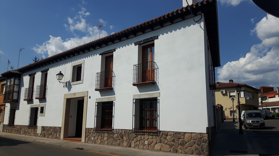 Fachada principal a calle de acceso