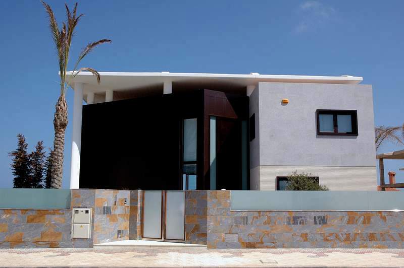 Fachada principal. Acceso a vivienda.