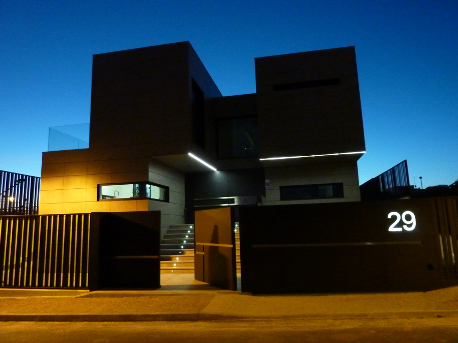 Fachada Principal al anochecer