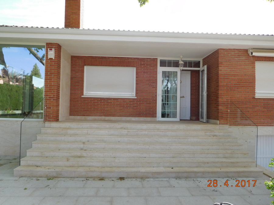 Fachada principal. Aún sin molduras de piedra en ventanas