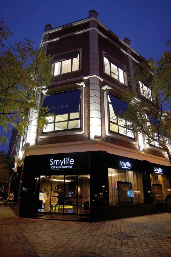 Fachada principal de la clínica