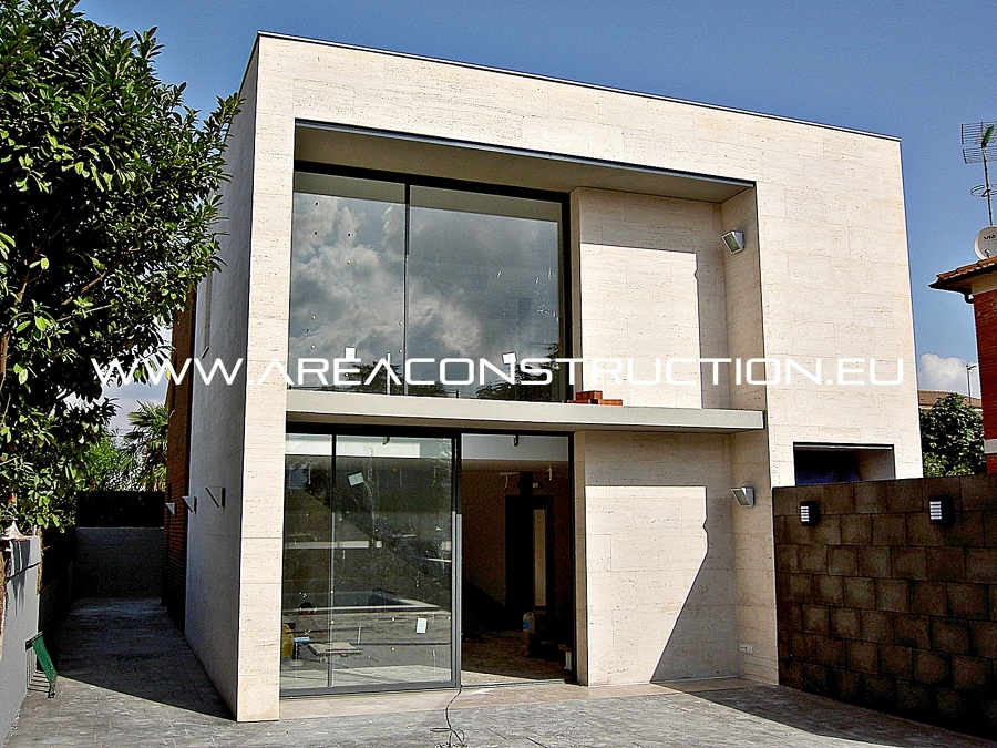 Fachada principal de mármol travertino