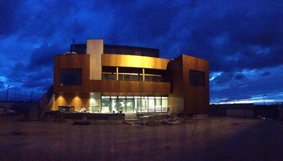 Fachada principal en construcción