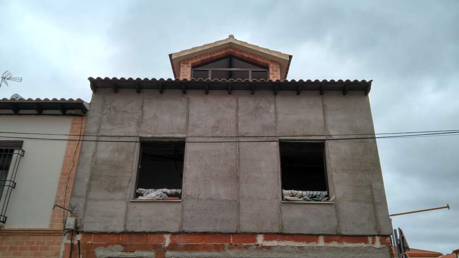 Fachada principal en construcción