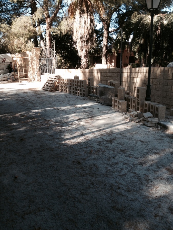 Fachada principal en construcción