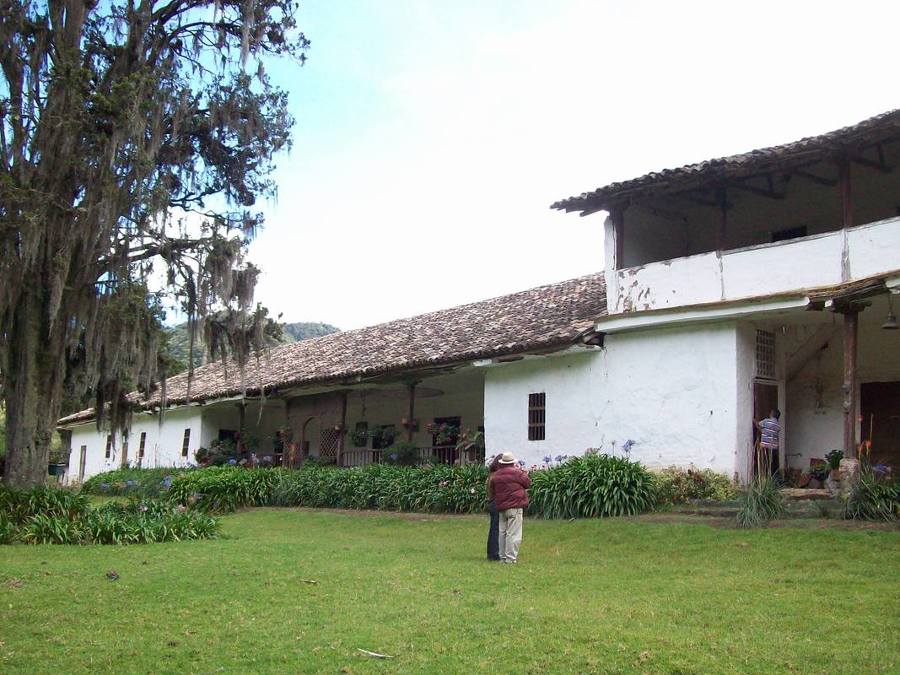 Fachada principal en su unión con la casa