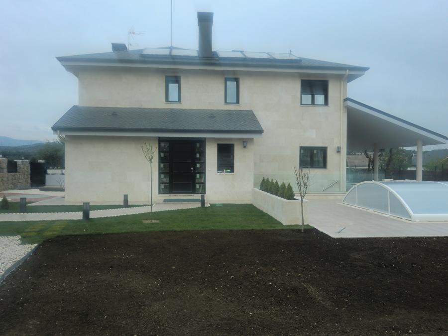 Fachada principal, jardín y cubrición de piscina