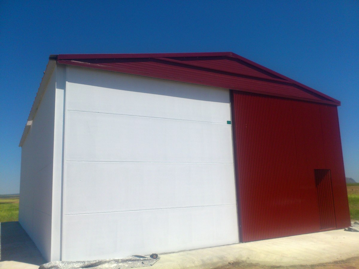 Fachada principal nave aperos en Almansa.