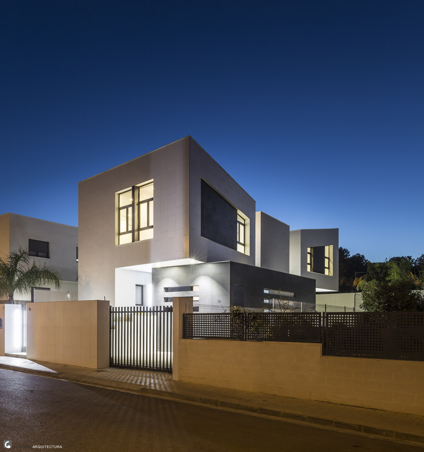 Fachada principal vista noche