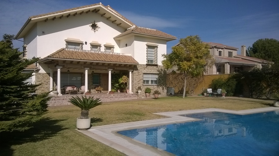 Fachada principal y piscina.