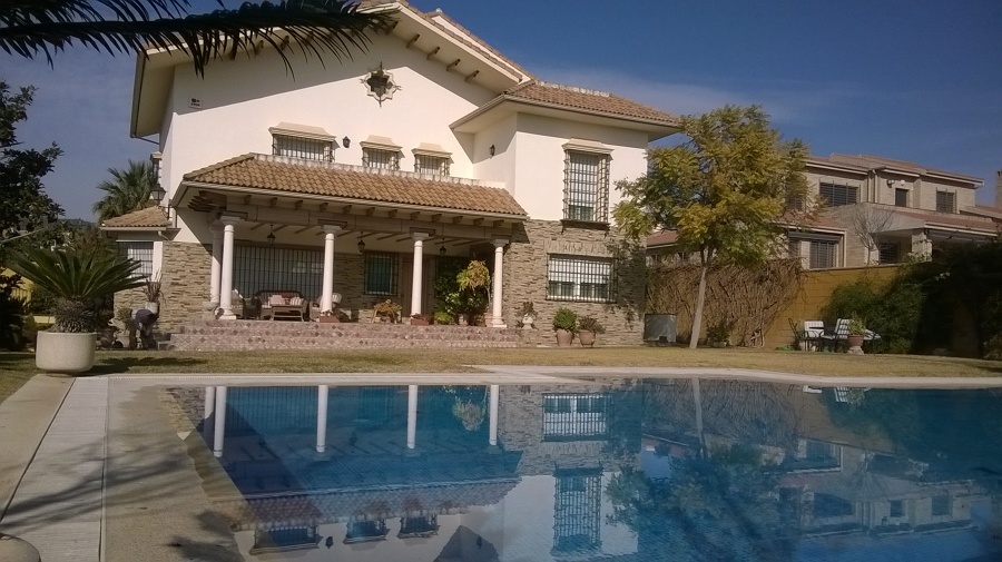 Fachada principal y piscina.