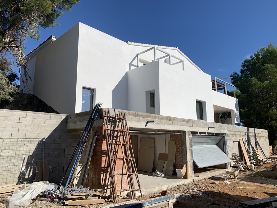 Fachada realizada con mortero monocapa de calcio blanco, acabado fratassado