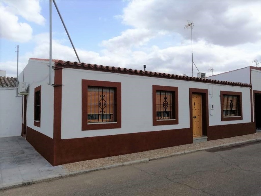 FACHADA REHABILITADA CON CORCHO PROYECTADO