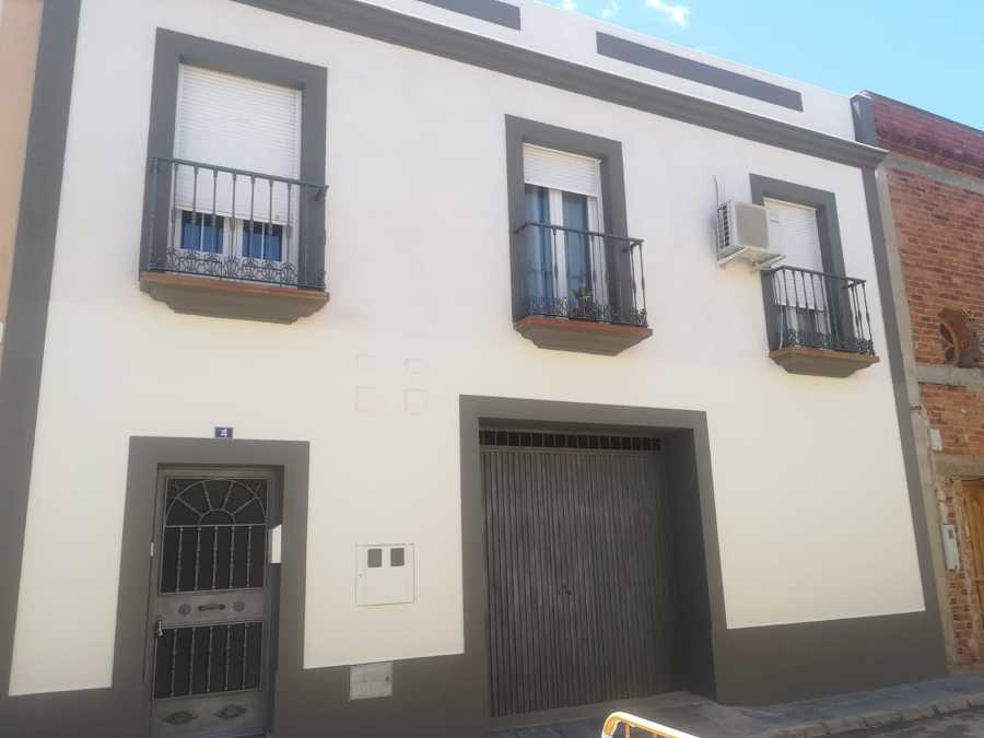 FACHADA RENOVADA CON CORCHO PROYECTADO EN DOS COLORES